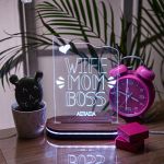 Wife Mom Boss, Φωτιστικό