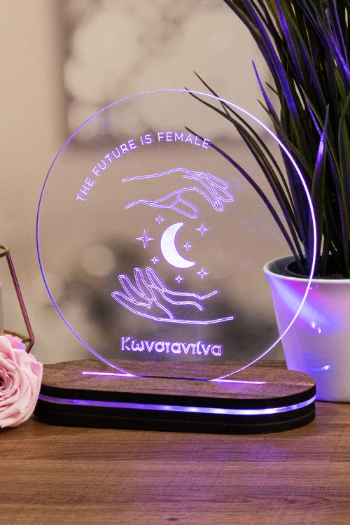 Future Is Female, Φωτιστικό