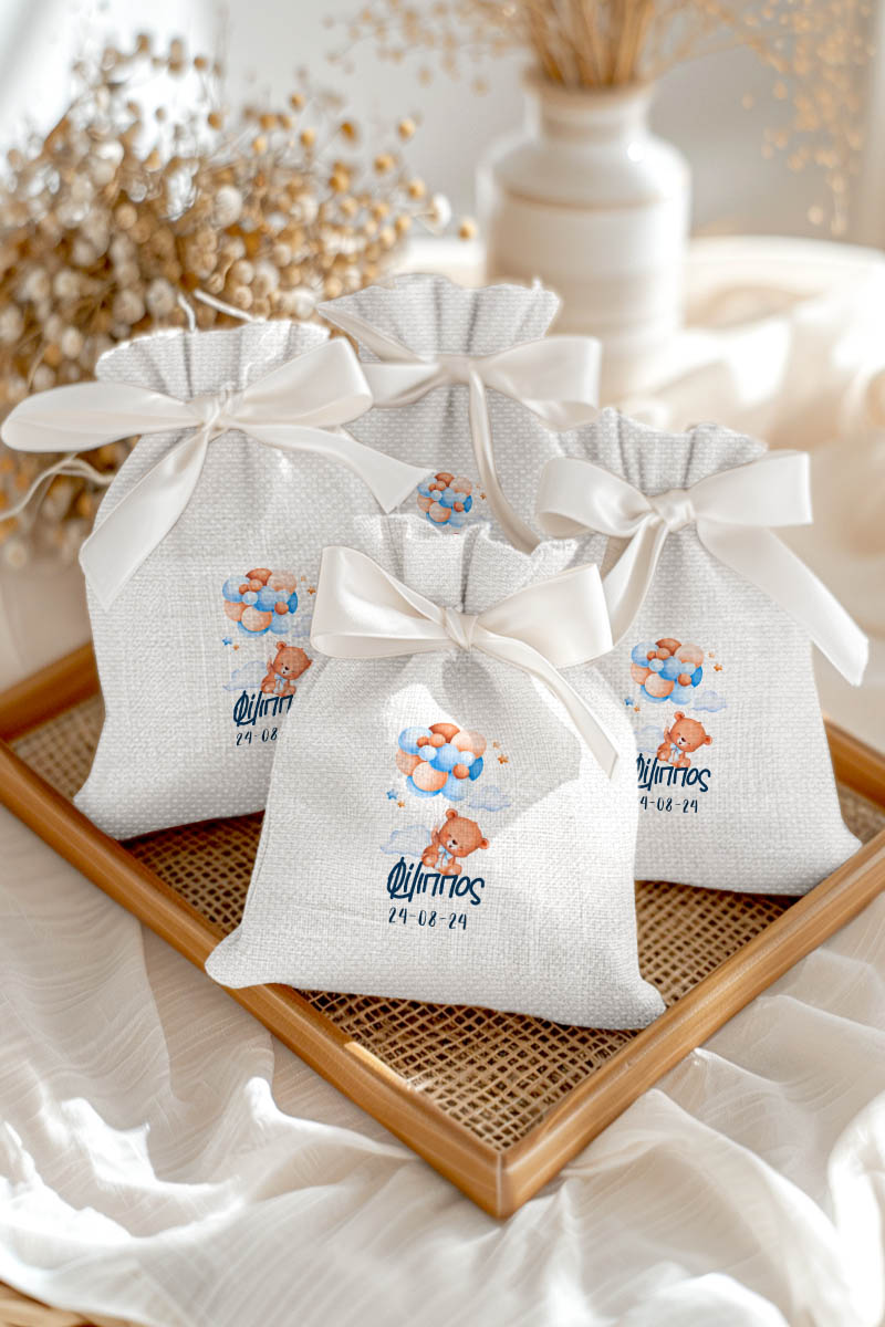 Μπομπονιέρες Βάπτισης Πουγκί σε Λευκό Χρώμα με Σχέδιο Αρκουδάκι με πολλά Μπαλόνια