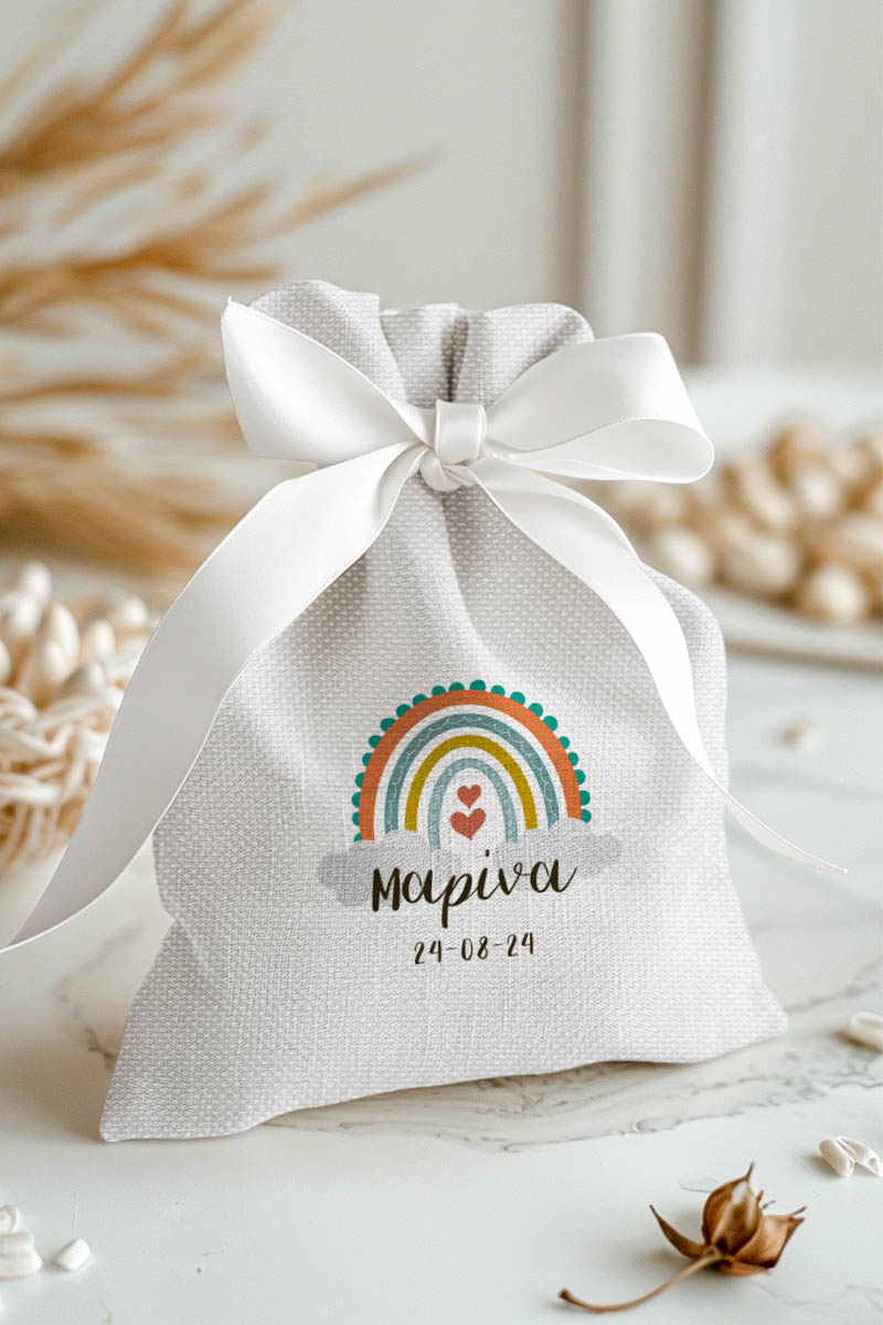 Μπομπονιέρες Βάπτισης Πουγκί σε Λευκό Χρώμα με Σχέδιο Ουράνιο Τόξο με Καρδούλες