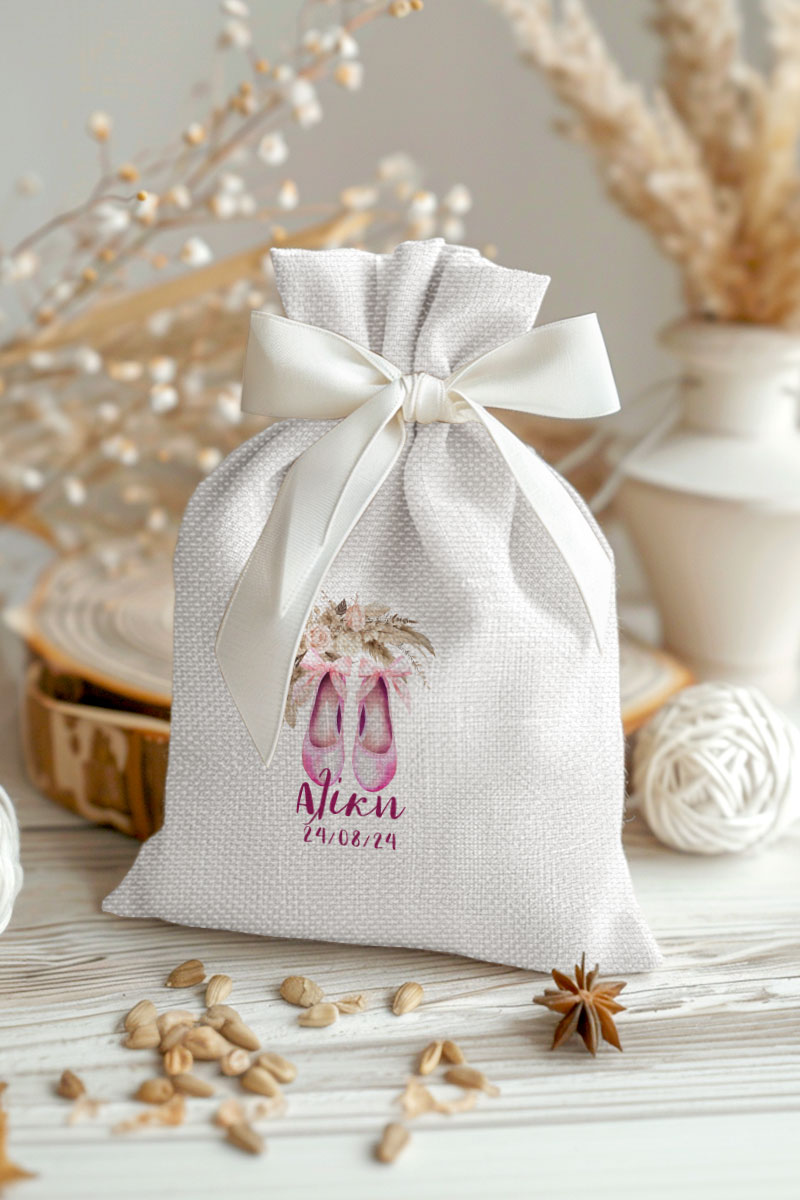 Μπομπονιέρες Βάπτισης Πουγκί σε Λευκό Χρώμα με Σχέδιο Ροζ Παπούτσια Μπαλέτου