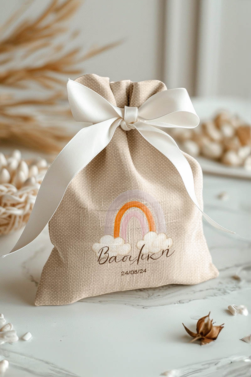 Μπομπονιέρες Βάπτισης Πουγκί σε Εκρού Χρώμα με Σχέδιο Ουράνιο Τόξο στα Σύννεφα