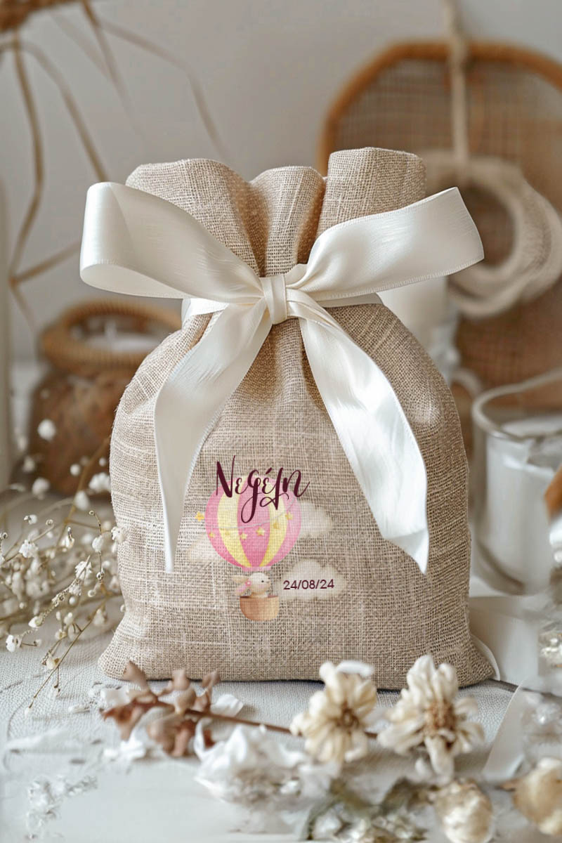 Μπομπονιέρες Βάπτισης Πουγκί σε Εκρού Χρώμα με Σχέδιο Ροζ Χρυσό Αερόστατο