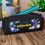 Σχολική Κασετίνα με Όνομα, σε Μαύρο Χρώμα & Σχέδιο Διάστημα