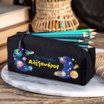 Σχολική Κασετίνα με Όνομα, σε Μαύρο Χρώμα & Σχέδιο Διάστημα