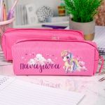 Σχολική Κασετίνα με Όνομα, σε Φούξια Χρώμα & Σχέδιο Σύννεφα