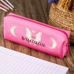 Σχολική Κασετίνα με Όνομα, σε Φούξια Χρώμα & Σχέδιο Φεγγάρια