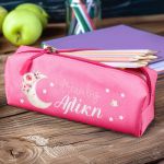 Σχολική Κασετίνα με Όνομα, σε Φούξια Χρώμα & Σχέδιο Νύχτα